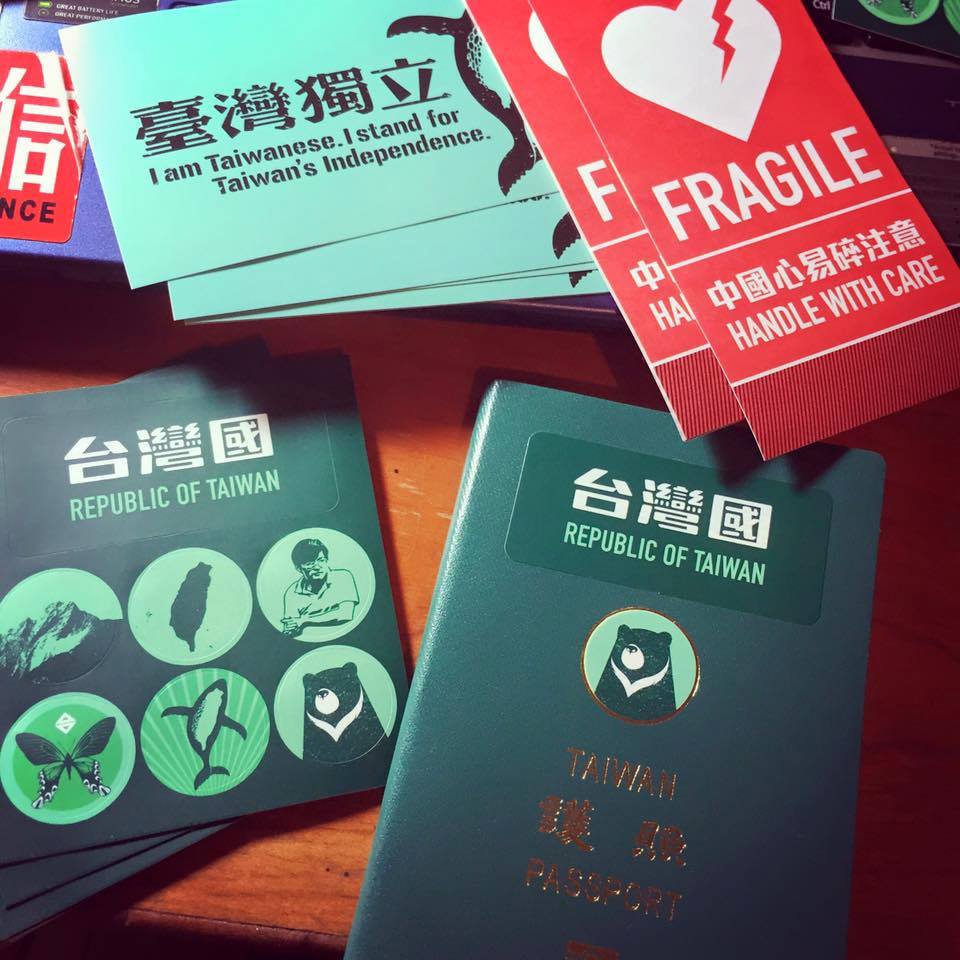 外交部防台灣國貼紙修護照條例 網友:照貼